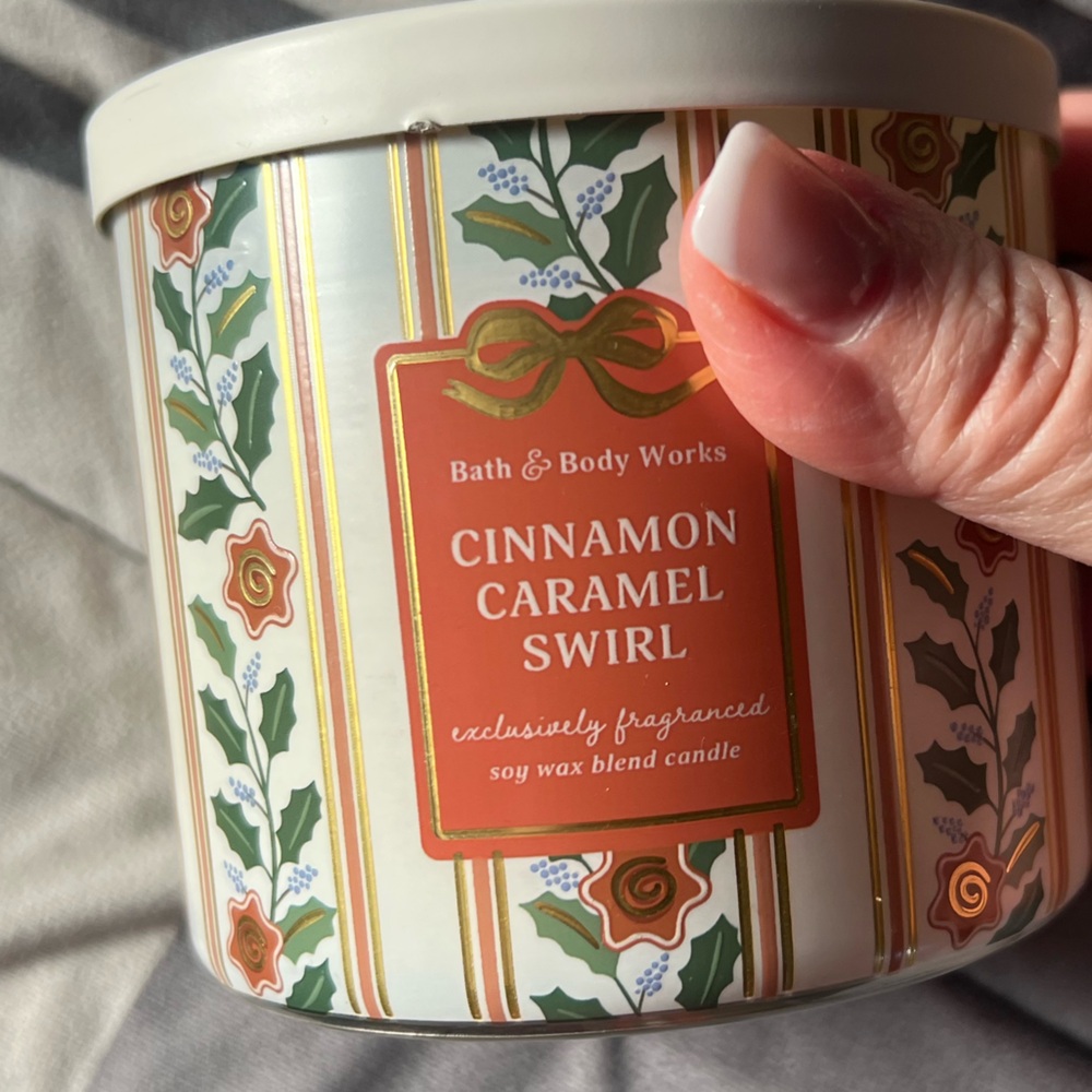Bath & Body Works Cinnamon Caramel Swirl Bath Soak - Festive Green and Red